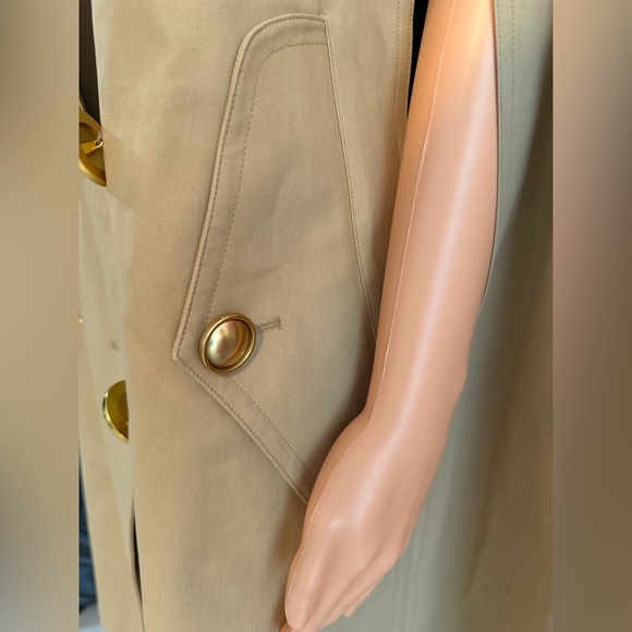 Burberry trench cape crafted in the house's signature heritage style. - Picture 8 of 16